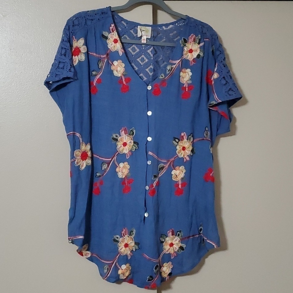 Fig and Flower Embroidered Floral Blouse Size Medium